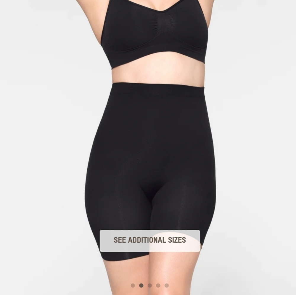 New without box Skims Mid Thigh Seamless Sculpt Short